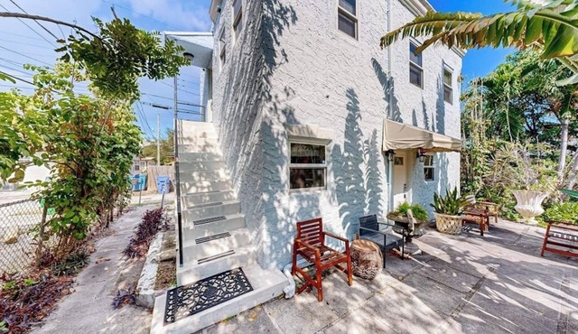 Inviting duplex with enclosed yard, fast WiFi, full kitchen, & W/D