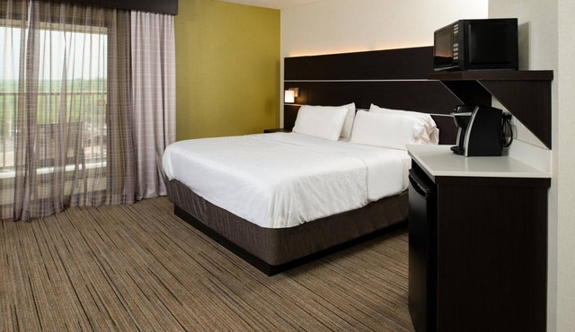 Inviting Room w/Breakfast for Families Near Newport Aquarium – 15 Minutes Away