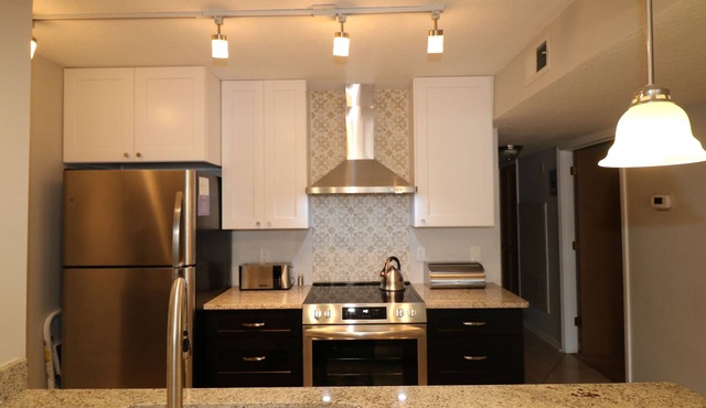 It's All NEW & Near Disney! Designer Kitchen, Sleeps 6, NO Steps, Patio, Pool