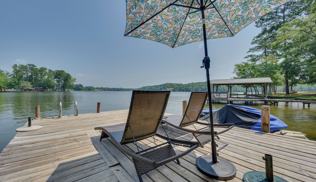 Lake Sinclair 'Crooked Creek Cottage' w/Fire Pit!