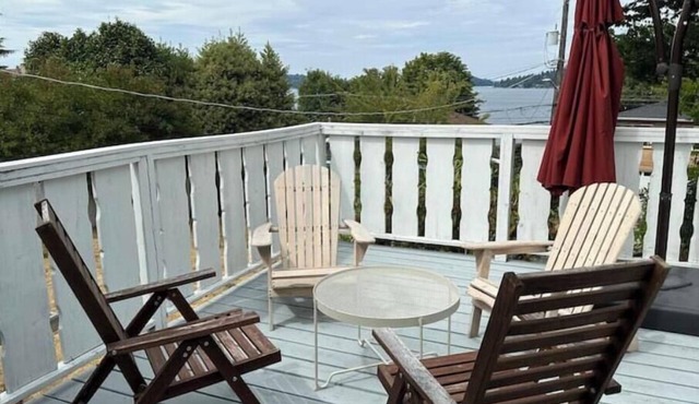 Lake Washington Retreat, Quiet Neighborhood w/View