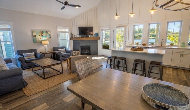 Lakefront Beachwalk Retreat - Sleeps 12 - Walk to Beach - Firepit & Paddleboards