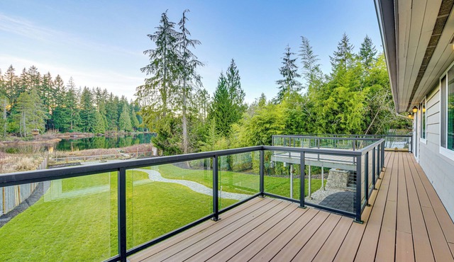 Lakefront Gem: Balcony, Fire Pit & Yard in Everett
