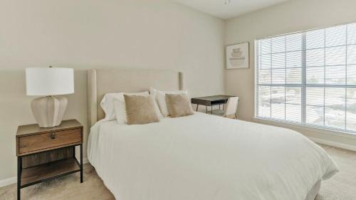 Landing Spectacular 1BD Gym Pool