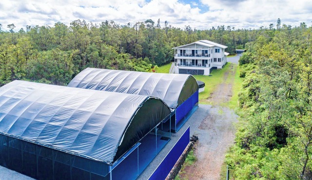 Large Home w/2 covered Pickleball Courts near Volcano National Park sleeps 16
