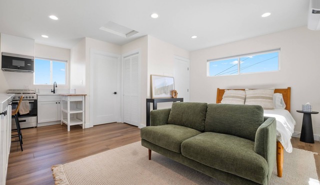 Light-Filled ADU Studio Immaculate, Cozy & Convenient