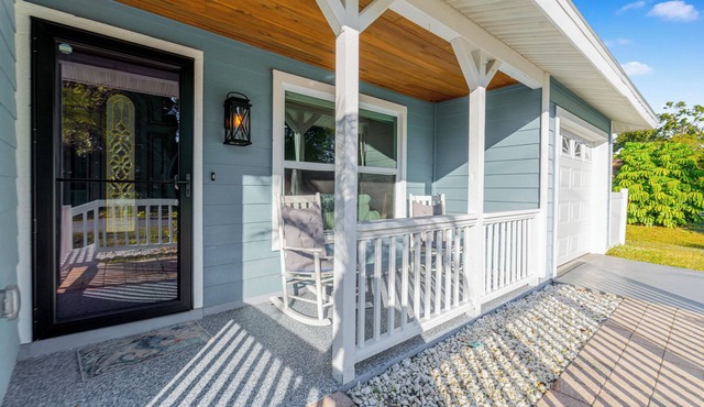 Live like a happy & relaxed Sarasota local in this perfect 2 bedroom home