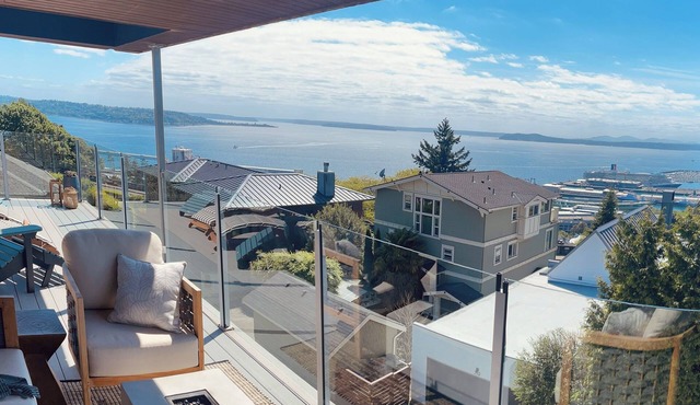 Luxe Modern City Home+Water/Sunset VIEWS+Hot Tub+Parking+AC+ 2 primary bedrooms!