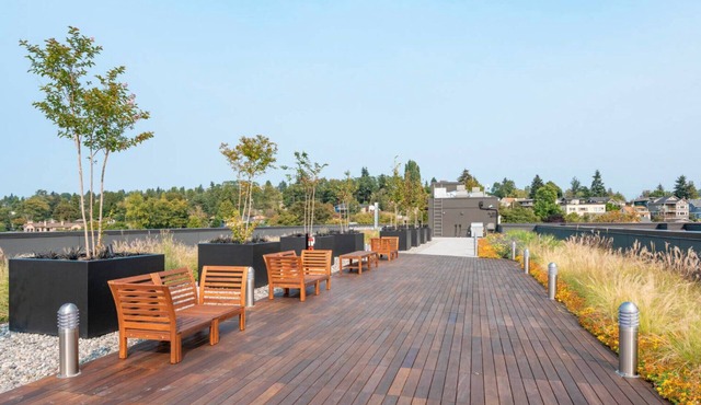 Luxe U-District Studio w/Rooftop, near Universities, by Blueground