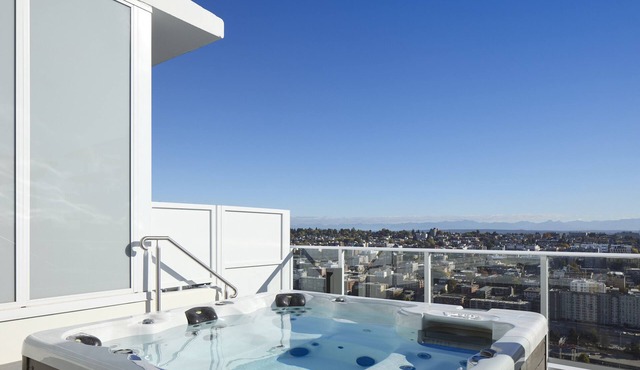 Luxurious Cascades Penthouse: Stunning Views & Exclusive Amenities Await You