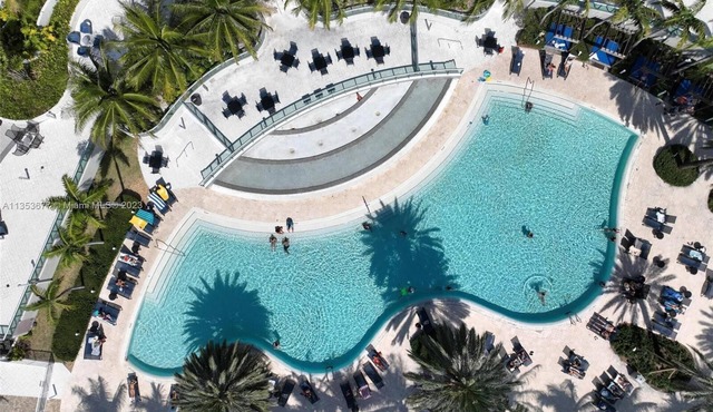 LUXURIOUS SOUTH BEACH 2 BED/1.5 BATH WITH MANY AMENITIES
