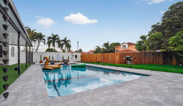 Luxury 3BR-2 1/2 Bath w/Patio Entertainment area