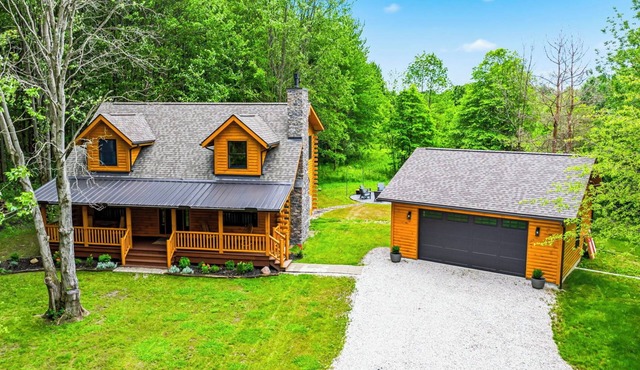 Luxury 3BR Authentic Log Cabin Retreat w/Hot Tub-Near Wineries, GOTL & Spire