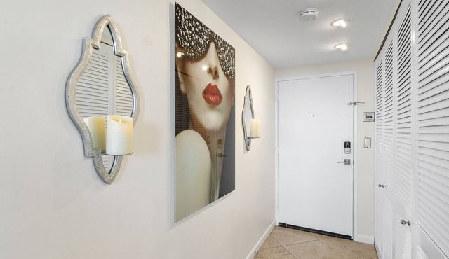 Luxury Dwntwn Condo In The Sky – 1 Mile To Beach – King Bed – W/D – 3 Balconies