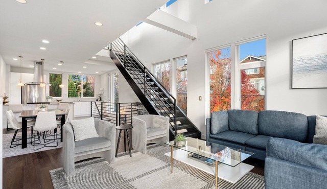 Luxury End Unit Townhome with Views of Space Needle and Lake Union w/Parking!