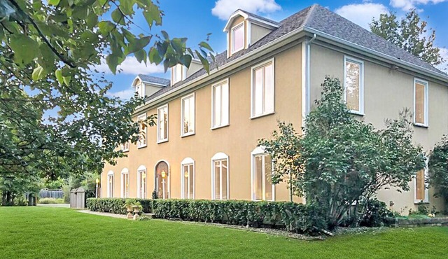 Luxury & Privacy Perfected: Estate Home Charm with Boutique Hotel Flair