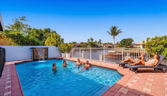 Luxury Waterfront w Pool, Sauna, Dock & Playground