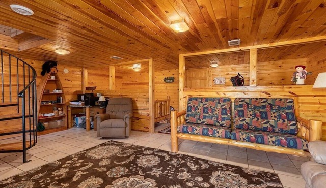 Madden’s West Golf Home. Decks, Views, Walkout. Near NHRA Nationals & Lakes Jam