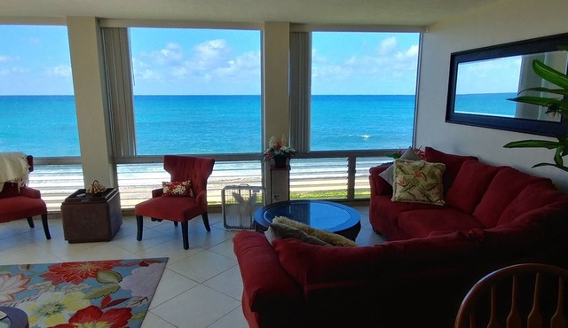 Maili Cove Beachfront Get Away: Pool, Ocean & Sunsets/Teleworkers Dream
