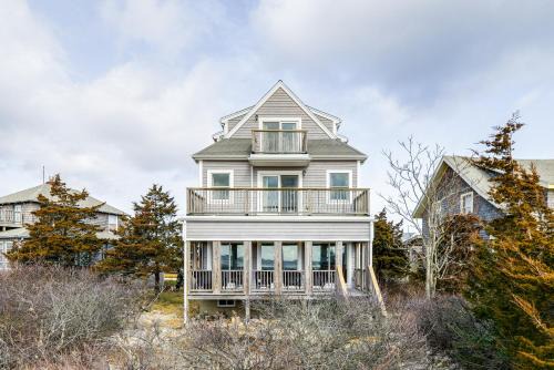 Marshfield Home w/4 Decks & Private Beach Access!