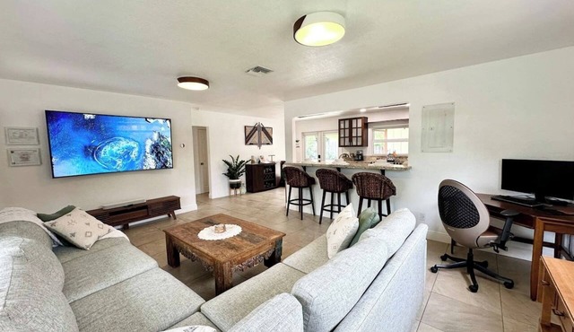 Minutes to beaches and downtown- 3 bed house- coastal tropical living