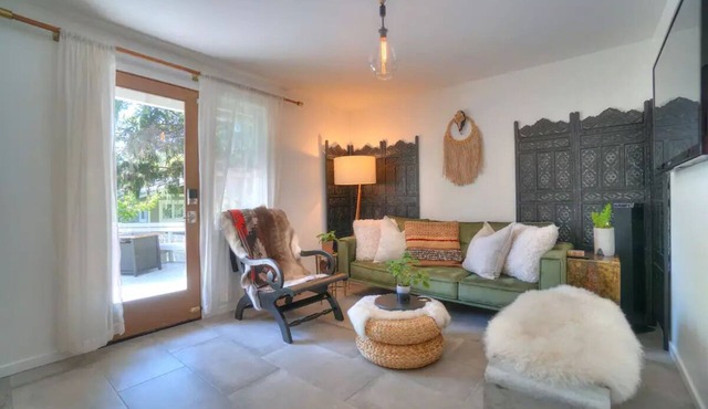 Modern comfort, remodeled, A/C, free parking