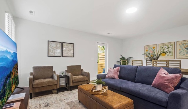 Modern & Comfy, Private Deck | 10 min to Paris Mtn + Greenville | Sleeps 6