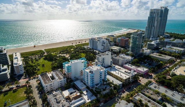 Modern Luxury Only Steps To The Sand! Huge Patio Deck, Modern Artwork & Extras