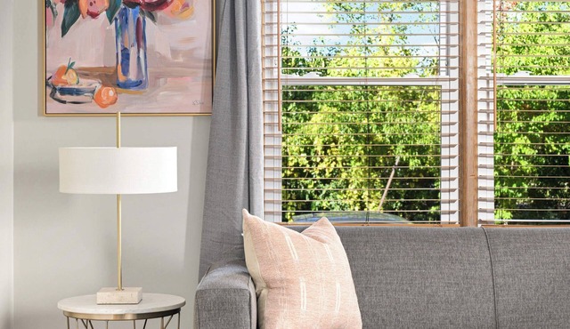 Modern Pet-Friendly Kenny 1 bedroom # 1 Private Renovated Garage Wi-Fi