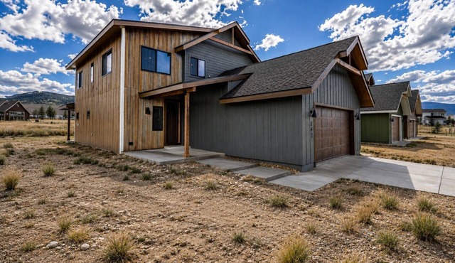 Modern Rustic Mountain Retreat w/Mountain Views, Patio and close to Golf