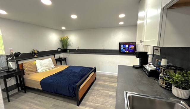 Modern Studio in Atlanta - 12 Min to Downtown, Parking, A/C, Washer/Dryer!
