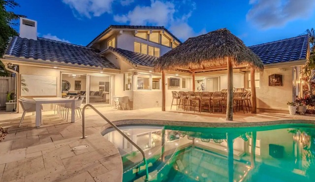 Modern Tropical 6 bdr 4 bath kayak & Paddleboard.