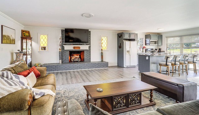 ‘Mountain Golf’ Family Home w/Deck in Spruce Pine