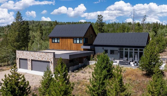 Mountain Modern Villa- Comfort and Space for All- Top of the Hill!