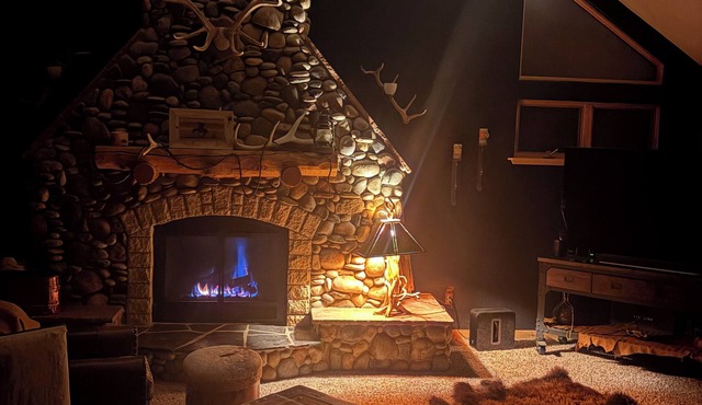 Mountain Rustic 4-bedroom house in Evergreen perfect for your getaway.