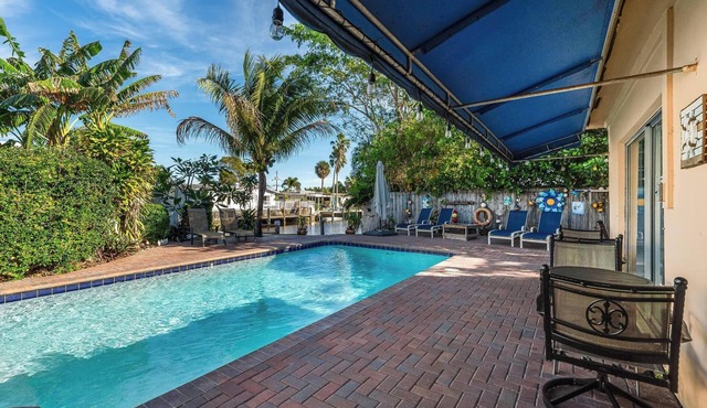 Near beach, spacious 4bd, pool/waterfront/paddle boards.