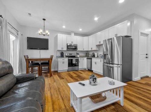 New build duplex-sleeps 6! Pet friendly!