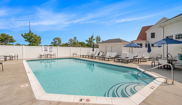 NEW Luxury Poolside Retreat | King Bed | Riverwalk
