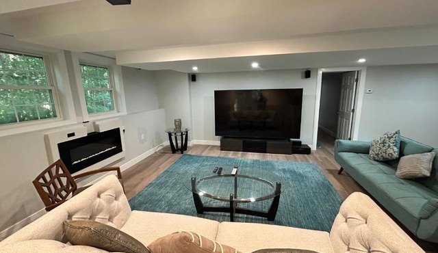 New, Modern, Spacious Guest Suite in Nashua!