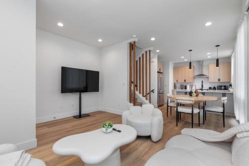 Newly Built 3-Story Home Parking Alki Beach