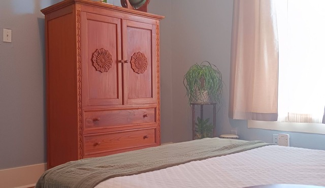 Newly Remodeled 1868 Cottage – 5 Bed/3 Bath – East End Historic District