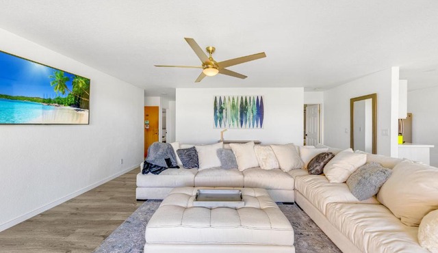 Newly Renovated Condo with SUP Paddle Boards and Golf Clubs Included