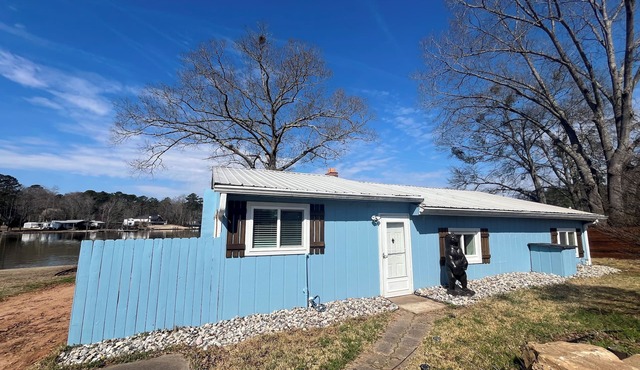 No wake zone, flat lot, dock, fire pit, 5 beds, sleeps up to 8