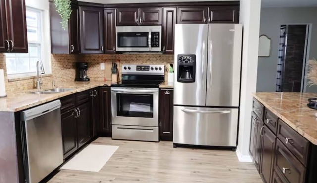 Oakview Home - Delightful 3BR/2BA with Heated Pool
