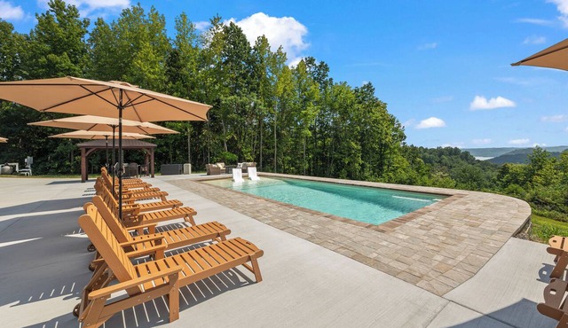 Oasis Mountain Escape w/Pool & Hot Tub: Magnolia