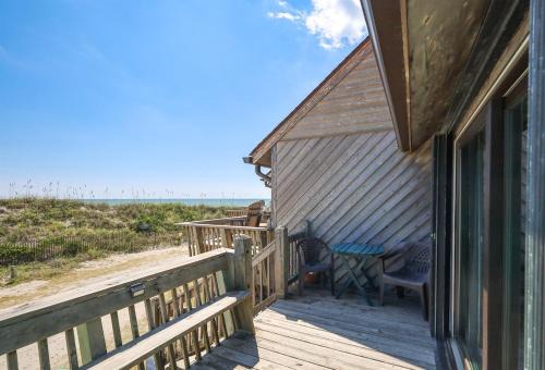 Ocean and Sound Views, Beach Access -Villa On The Blue