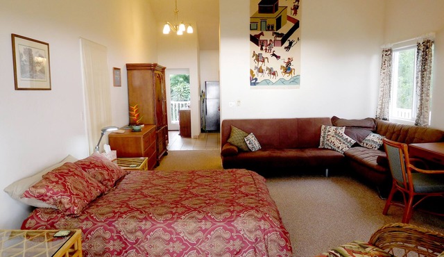 Ocean View, Full Kitchen, Gorgeous Top Floor Suite surrounded by Tropical Garden