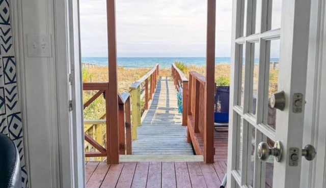 Oceanfront Vintage‑Modern Cottage Beachfront Fireplace Steps to Boardwalk