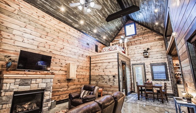 Off The Record - Couples Cabin, Farmhouse Style, Sleeps 4, High-End Amenities