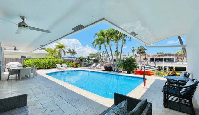On the water-Highly rated Central location, 2 miles to downtown-beach-Kayaks